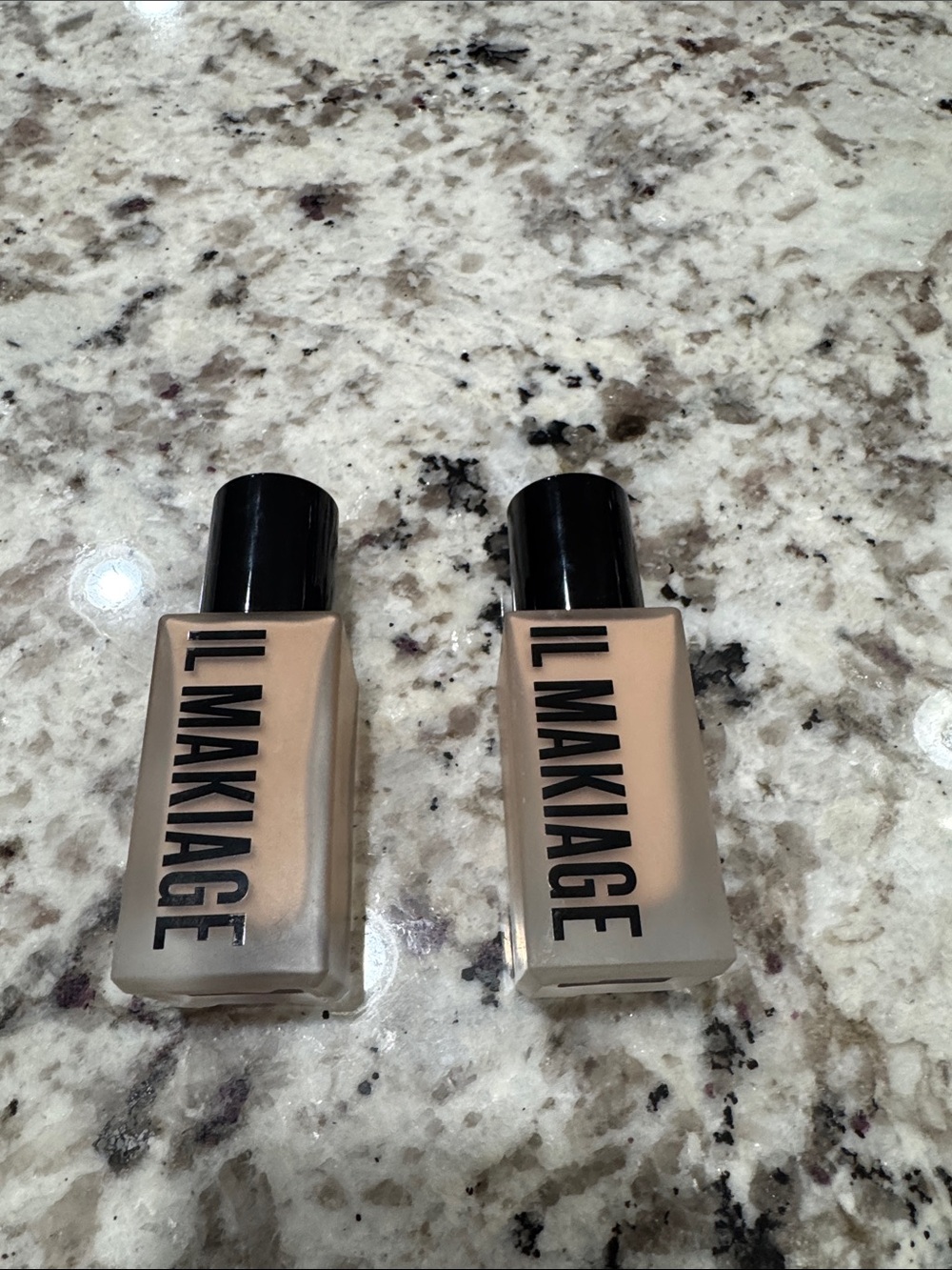 IL MAKIAGE Duo Liquid Foundation - Light Beige / Warm Beige